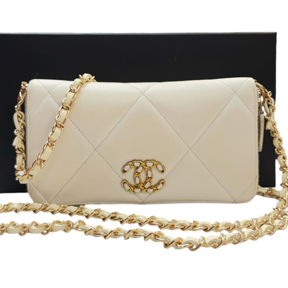 CHANEL 19 Ivory Quilted Lambskin Zip Wallet Chanel