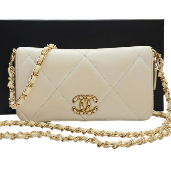 CHANEL 19 Ivory Quilted Lambskin Zip Wallet Chanel