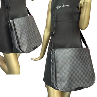LOUIS VUITTON Damier Graphite Daniel MM Messenger Bag Louis Vuitton
